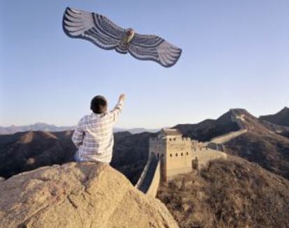 Un niño vuela una cometa en la Gran Muralla China.