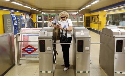 Manuela Carmena coge el metro en una visita al barrio de Fuencarral. 