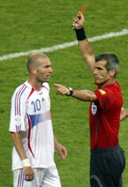 El árbitro Horacio Elizondo muestra la tarjeta roja a Zidane.