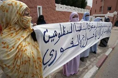 Familiares de presos saharauis se manifiestan el pasado mes de junio a las puertas del tribunal de El Aaiún.