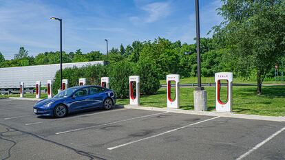 Una estación de carga de vehículos eléctricos de la estadounidense Tesla.