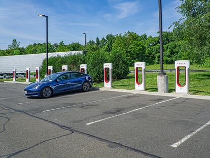 Una estación de carga de vehículos eléctricos de la estadounidense Tesla.