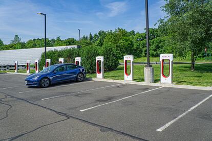 Una estación de carga de vehículos eléctricos de la estadounidense Tesla.