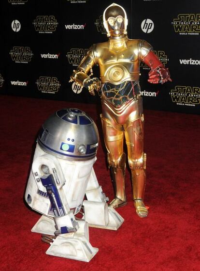 R2D2 y C-3PO, haciendo de las suyas a la entrada del estreno.