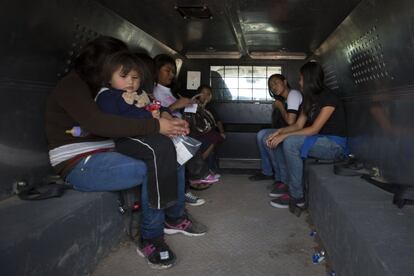 Familias de migrantes sin documentos esperan dentro de un vehículo de la Patrulla Fronteriza durante su detención en Roma, Texas. (Estados Unidos).