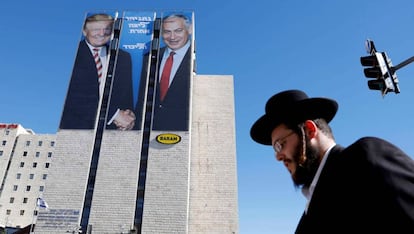 Un judío ultra ortodoxo pasa junto a un carteles con la imagen de Donald Trump y Benjamín Netanyahu, en Jerusalén, el 3 de febrero de 2019.