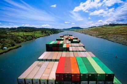 Un barco de carga en el llamado corte de Culebra, en el Canal de Panamá.