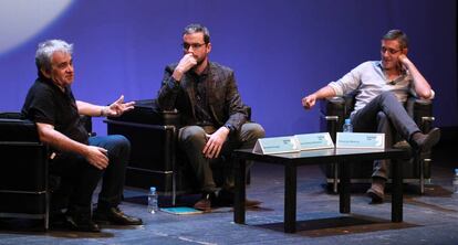 Bernardo Atxaga, Javier Gómez Santander y Eduardo Madina, en el Festival Eñe 2017.