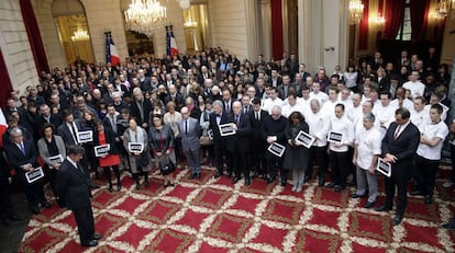 Jean-Pierre Jouyet, secretário-geral do Palácio del Eliseu e colegas durante o minuto de silêncio em honra às 12 pessoas assassinadas na sede do 'Charlie Hebdo'.