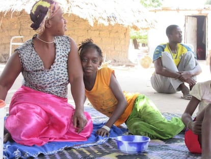 Khadijatou Diao, hermana de Yunussa Diao, emigrante que lleva diez años en España, junto a otros miembros de su familia en Sare Bakary.