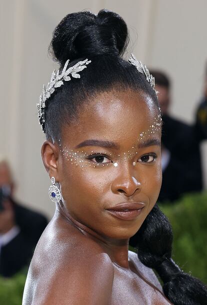 La poeta y activista estadounidense Amanda Gorman acudió a la última edición de la Met Gala con un maquillaje protagonizado por pequeños diamantes adheridos al rostro, obra de la maquilladora Joanna Simkin.