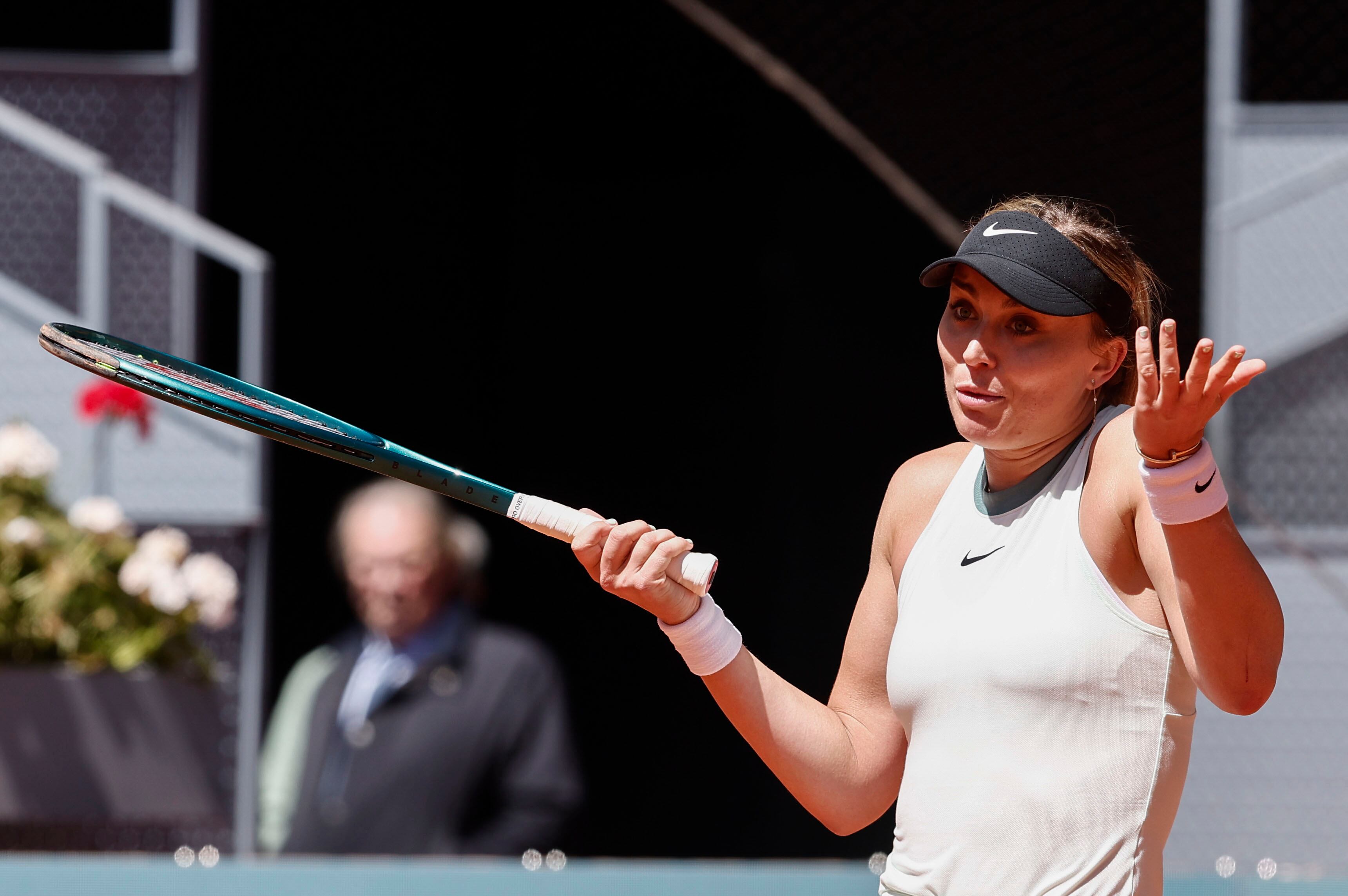 Paula Badosa se lamenta durante el partido ante Jessica Bouzas este miércoles en el estadio Manolo Santana del Mutua Madrid Open.