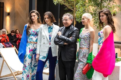 Roberto Verino posa junto a las modelos en la presentación de su colección primavera-verano 2022 en el hotel Rosewood Villa Magna, en Madrid.