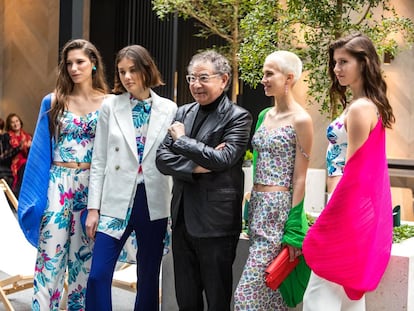 Roberto Verino posa junto a las modelos en la presentación de su colección primavera-verano 2022 en el hotel Rosewood Villa Magna, en Madrid.