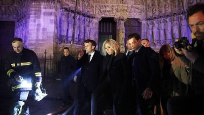 Emmanuel Macron y su esposa Brigitte Macron con los bomberos que intentan apagar el incendio en la catedral de Notre Dame. 