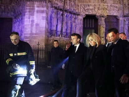 Emmanuel Macron y su esposa Brigitte Macron con los bomberos que intentan apagar el incendio en la catedral de Notre Dame. 