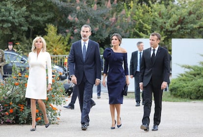 Los reyes Felipe y Letizia han viajado este viernes a París para visitar la exposición retrospectiva de Joan Miró 'Miró, la coleur de mes rêves' (Miró, el color de mis sueños) junto al presidente francés, Emmanuel Macron, y su esposa, Brigitte Macron.