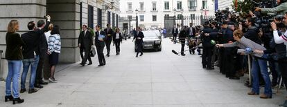 El president de l'Executiu espanyol, Mariano Rajoy (e), acompanyat pel portaveu del PP, Rafael Hernando, arribant al Congrés.