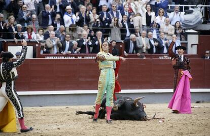 Mora, tras matar al toro 'Malagueño', que mereció una vuelta al ruedo en una plaza que se llenó de pañuelos.