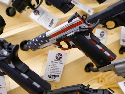 Una pistola decorada con la bandera de Estados Unidos es exhibida en una feria de armas de Iowa.