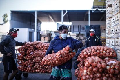 Trabajadores del Mercado Central de Buenos Aires.