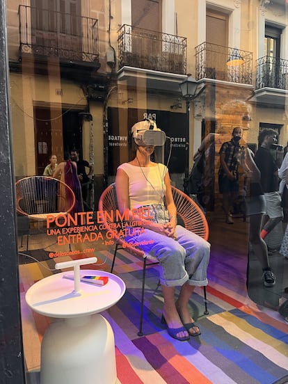 Una mujer, durante la experiencia de realidad virtual Ponte en mi Piel, el pasado junio en Madrid.