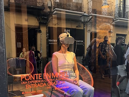 Una mujer, durante la experiencia de realidad virtual Ponte en mi Piel, el pasado junio en Madrid.