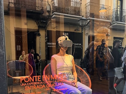 Una mujer, durante la experiencia de realidad virtual Ponte en mi Piel, el pasado junio en Madrid.