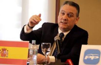 El secretario ejecutivo del Partido Popular (PP) en el Exterior, Alfredo Prada, habla durante una rueda de prensa, en un hotel de Asunción (Paraguay).