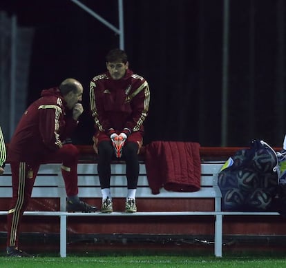 Casillas charla con Ochotorena, preparador de porteros de España.