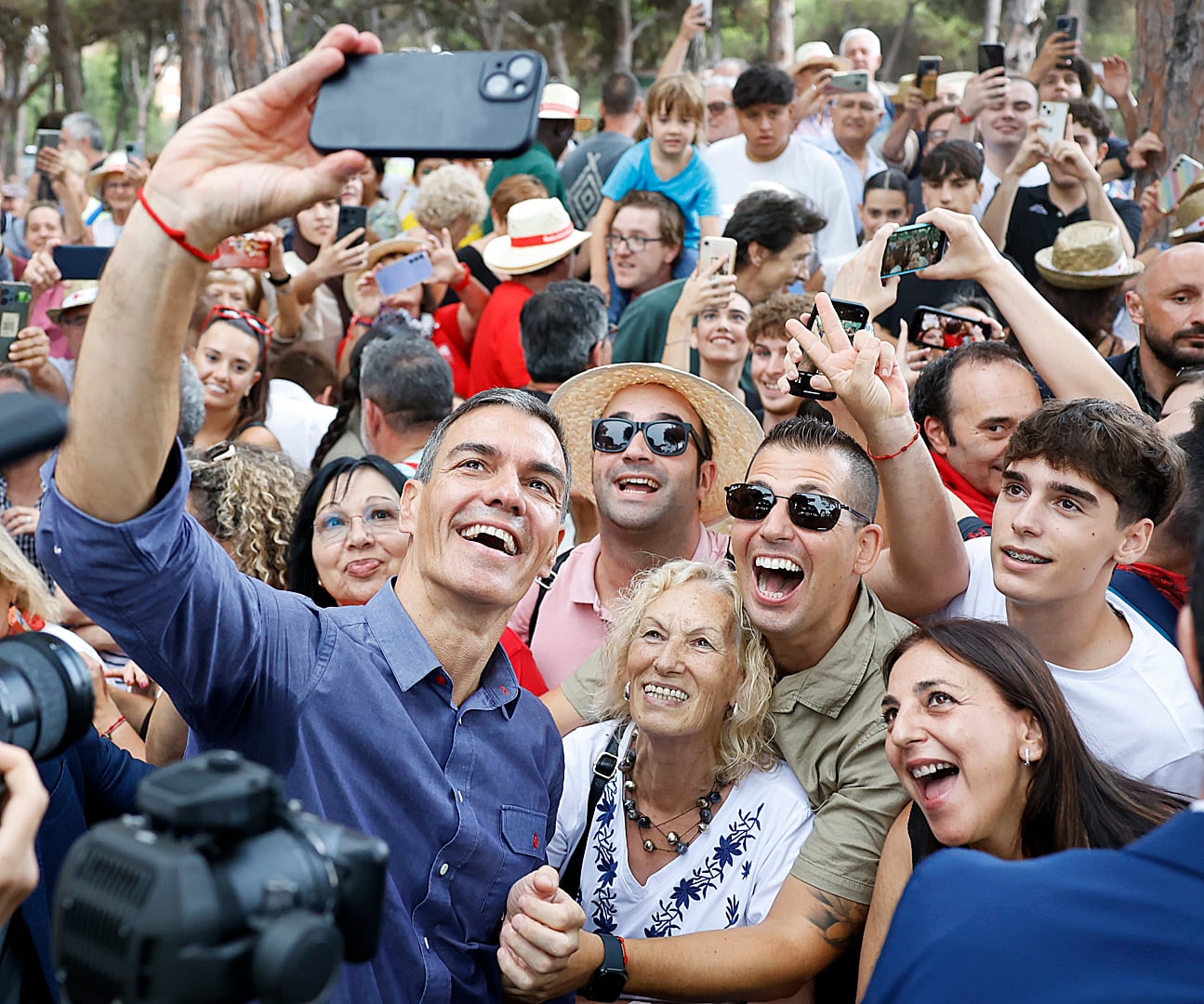 Pedro Sánchez, haciéndose fotos con militantes en la Fiesta de la Rosa.