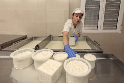 Correos facilita el proceso logístico completo a muchos productores locales: comercialización, almacenamiento y la mayor red de distribución de España.