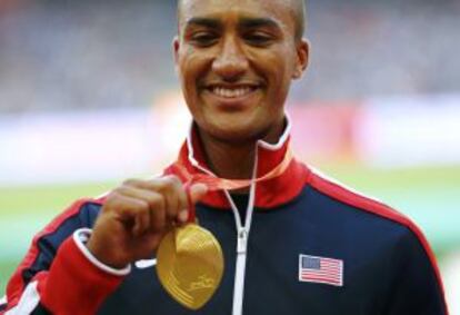 Ashton Eaton con la medalla de oro en decatlón.