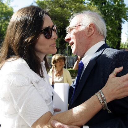 La ministra de Cultura, Ángeles González-Sinde, saluda a Teddy Bautista el pasado 3 de mayo en un acto celebrado en Madrid.