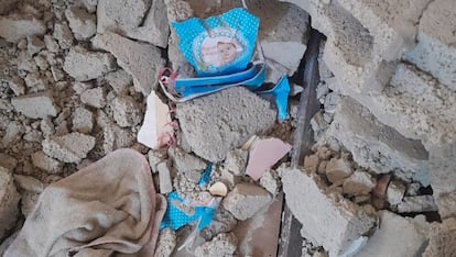 Habitación en Rafah donde se encontraban los mellizos Mila y Majd cuando, a los cuatro días de nacer, fue alcanzada por un ataque israelí. Entre los cascotes, se pueden ver sus fotos de recién nacidos.