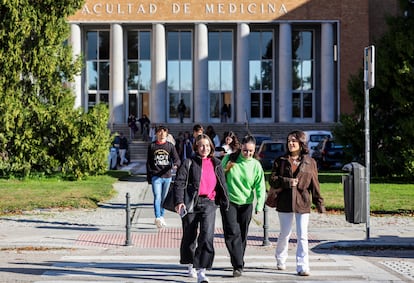Alumnos a las puertas de la facultad de Medicina de la Universidad Complutense el 28 de noviembre.