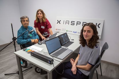 Manuel Polo junto a la logopeda Itziar Dolz y Paula Vidaurreta, doctorada en Inteligencia Artificial en una sesión de prueba del dispositivo