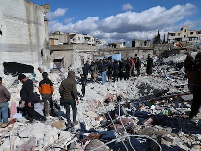 Varias personas buscan entre los escombros de los edificios de la ciudad de Janderis, en la provincia siria de Alepo, el martes 7 de febrero de 2023.