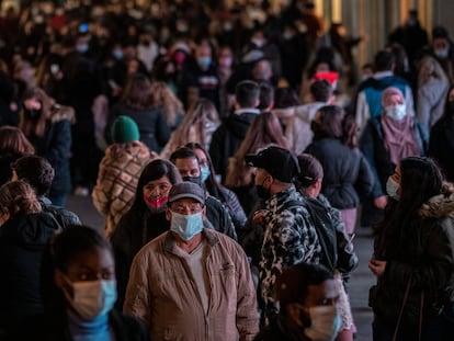 Decenas de personas recorren el pasado 28 de diciembre la calle de Preciados, en el centro de Madrid.