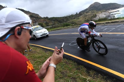 O checo Leopold König pedala na prova individual de ciclismo contrarrelógio.