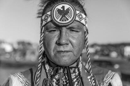 Un lakota ataviado con adornos para la danza.