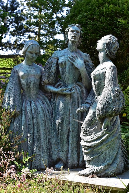 Estatua en honor a las hermanas Brontë en el museo de Haworth.