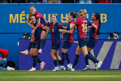 Las jugadoras del FC Barcelona celebran el gol de Claudia Pina, cuarto del equipo ante el Chelsea en la ida de semifinales de la Champions.
