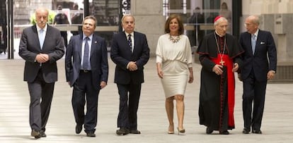 De izquierda a derecha, Vicente Del Bosque; Rafael Matesanz; el presidente de la Fundación Ortega, José Varela; Ana Botella; el cardenal Antonio María Rouco Varela; y director de Cáritas en Madrid, Julio Beamonte, antes de la entrega de medallas ayer en el palacio de Cibeles.