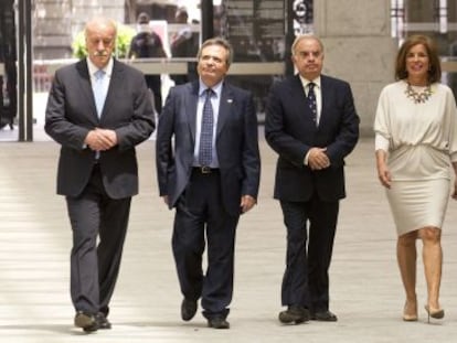 De izquierda a derecha, Vicente Del Bosque; Rafael Matesanz; el presidente de la Fundaci&oacute;n Ortega, Jos&eacute; Varela; Ana Botella; el cardenal Antonio Mar&iacute;a Rouco Varela; y director de C&aacute;ritas en Madrid, Julio Beamonte, antes de la entrega de medallas ayer en el palacio de Cibeles.