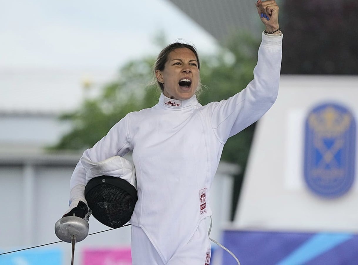 La española Laura Heredia celebra una de sus victorias en la esgrima del pentatlón moderno de los Juegos Europeos de 2023.