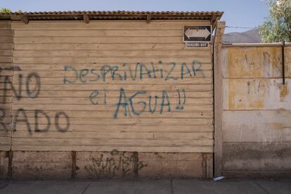 Frente al modelo actual de privatización del agua, consagrado durante el Gobierno de Augusto Pinochet, la nueva Constitución, que se somete a un plebiscito este domingo 4 de septiembre, declara ese recurso como un bien común natural “inapropiable en todos sus estados” del que debe hacerse un “uso razonable”. Pese a contar con una de las mayores reservas de agua dulce del mundo, casi un millón de chilenos viven sin abastecimiento formal de agua potable. En la imagen, una pintada en una calle de Petorca.