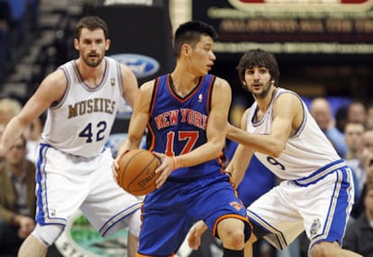 El jugador de los New York Knicks, Jeremy Lin, con la pelota junto a Ricky Rubio.