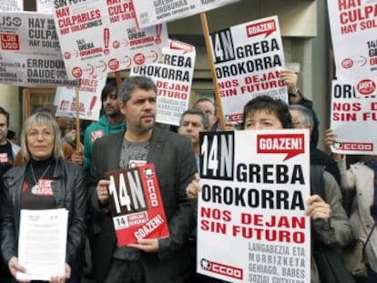 En el centro, de izquierda a derecha, Dámaso Casado, de UGT; Margari Iza, de USO, y Unai Sordo, de CC OO, tras registrar en la sede del Gobierno vasco en Bilbao la convocatoria de huelga general.