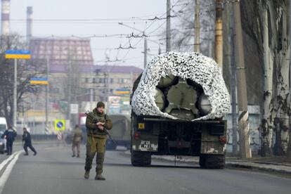 Un soldado ucraniano junto a un vehículo militar en una carretera en Kramatosrk, en el este de Ucrania.  El Gobierno ha confirmado que las tropas rusas están penetrando también por las fronteras del noreste del país, en concreto por la región de Chernihiv, aledaña a Bielorrusia. 